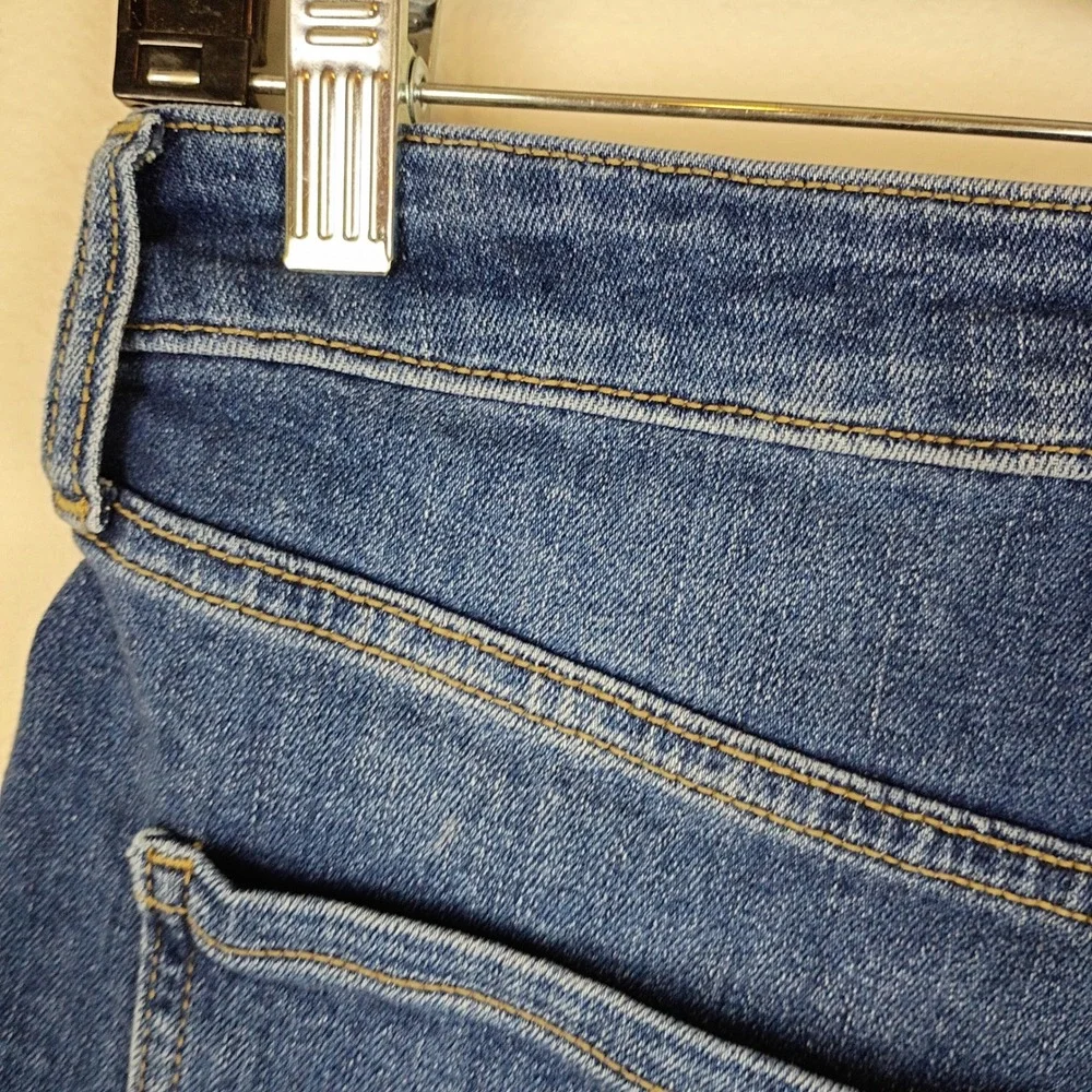 Old Navy High-Rise Wow Denim Shorts Womens 4 Medium Wash Cuffed Bermuda Jean